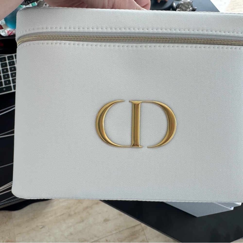 Dior Cosmetic Bag and Capture Total Hyalushot wrinkle corrector - Picture 2 of 5